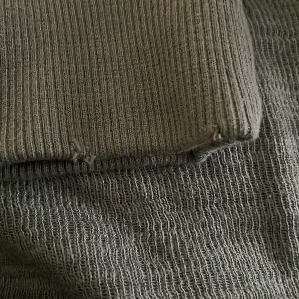 Sz XS Aerie women Green V-Neck Pullover Sweater new has holes in the cuff - Picture 8 of 11